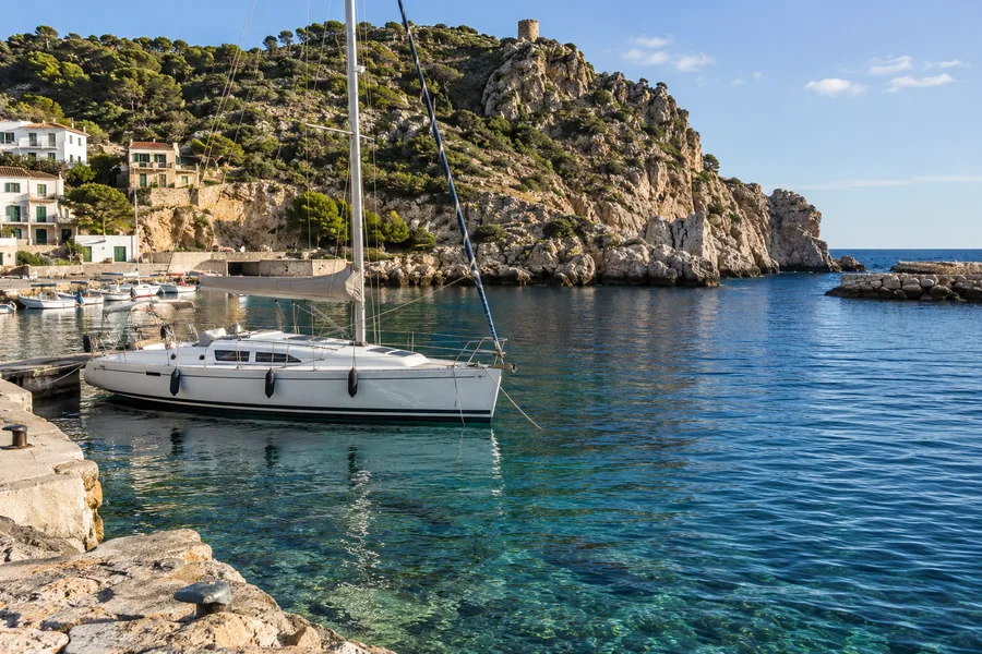 De kust van de Costa Blanca met zeilboot
