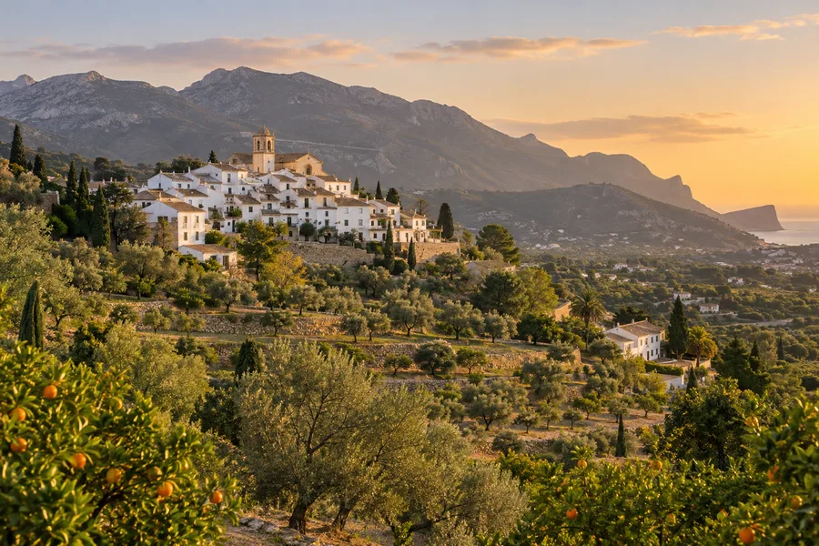Dorp in de heuvels van de Costa Blanca